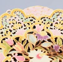 Zsolnay áttört dísztányér a Rokokó sorozatból. 1890 körül, magastüzű mázakkal fedett, kivagdalt anya...