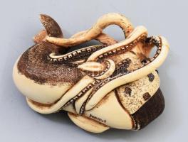 Bálnát formázó Necuke. Antik japán, faragott csont, jelzett, javítással. / Antique Japanese netsuke,...
