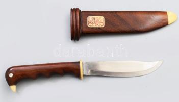 Stilizált madárfigurával díszített kínai tőr, tokjában, h: 36 cm