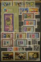 Gyűjteményrészek, maradékok, többletek, főleg postatiszta régebbi és modern anyag berakókban, borítékokban, berakó lapokon stb. érdemes megnézni!!