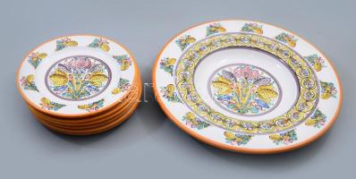 Ficzere Mátyás habán stílusú mázas kerámia tálaló készlet, kínáló és 6 darab tál, jelzett, d:19,5-33 cm