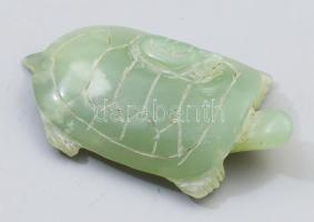 Faragott jáde teknős kicsinyével figura, 12x7 cm