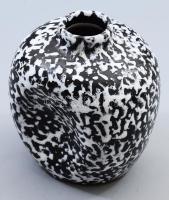 B jelzéssel fekete-fehér mázas váza, hibátlan, m: 15 cm
