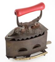 Régi szenes vasaló, alátéttel, 25x25 cm