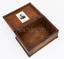 1916 Világháborús intarziás fa doboz, kulcs nélkül, benne felragasztva a tulajdonos katona vizitkárt...