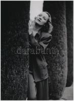 cca 1939 Munkácsi Márton (1896-1963) magyar - amerikai fotóriporter és fotóművész felvétele (Marlene Dietrich német színésznő), 1 db modern nagyítás, jelzés nélkül, 21x15 cm