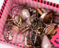 Kis doboznyi vegyes bizsu, érdekes darabokkal