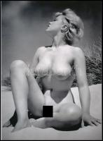 cca 1961 "Napfürdő", szolidan erotikus felvétel, 1 db modern nagyítás, jelzés nélkül, 21x15 cm