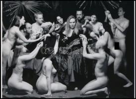 cca 1970 "Az úrnő imádása egy nudista házibulin", szolidan erotikus felvétel, 1 db modern nagyítás, jelzés nélkül, 15x21 cm