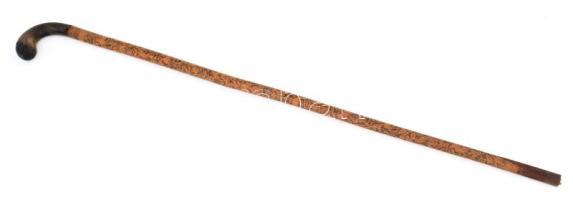 cca 1900 Perzsa faragott sétapálca, szaru markolattal, egész testén gazdag vésett állatos-virágos díszítéssel, kis sérüléssel, h: 84 cm