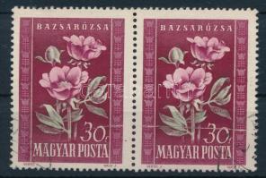 1950 Virág (I.) 30f párban mindkét bélyegen átmenő vízszintes papírránccal