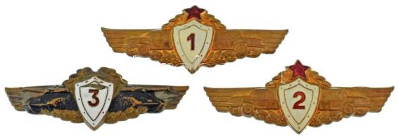 1950. "Magyar Néphadsereg 1. és 2. osztályú páncélos- és gépjárművezető" zománcozott bronz kitüntető jelvény + "3. osztályú harckocsizó" zománcozott fém jelvény T:AU,XF zománchiba