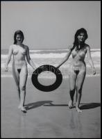 cca 1952 "Működött az anyai intelem: gumi nélkül sehová!", szolidan erotikus felvétel, 1 db modern nagyítás, jelzés nélkül, 21x15 cm