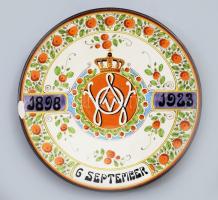 Plateelbakkerij Ivora Manufaktúra: Vilma holland királynő uralkodásának 25. évfordulójára gyártott emléktányér, 1923. Jelzett, lepattanással, d: 24 cm
