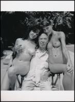 1975 Henry Miller (1891-1980) amerikai író két csábos múzsájával, 1 db modern nagyítás, jelzés nélkül, 15x21 cm