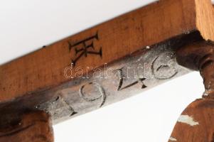 Faragott fa kéményseprő figura, sérüléssel, h: 24 cm