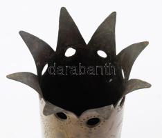 Töltényhüvelyből készített váza, virágmintával díszítve, m: 22 cm