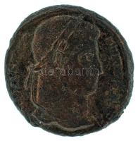 Római Birodalom 326-327. I. Constantinus / Siscia Follis bronz (2,54g) T:XF,VF Roman Empire / Siscia / Constantine I 326-327. Follis bronze "CONSTAN-TINVS AVG / PROVIDEN-TIAE AVGG - dot gamma SIS dot" campgate with two turrets, dots in top layer, star above, no doors (2,54g) C:XF,VF RIC VII 200