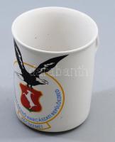 Szentgyörgyi Dezső Harcászati Repülőezred logós bögre, jelzett, hibátlan, m: 10 cm