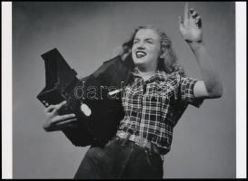 cca 1947 André de Dienes (korábban Ikafalvi-Dienes Andor György) (1913-1985) magyar - amerikai fotóriporter és fotóművész felvétele, Norma Jeane-ről (1926-1962) akit a világ hamarosan Marilyn Monroe-ként ismert meg, mint színésznőt, fotómodellt és énekest, 1 db modern nagyítás, jelzés nélkül, 15x21 cm