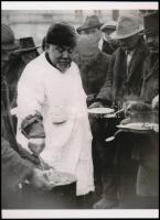 cca 1920 "A jóságos Róbert bácsi jobbik kezével ingyen ebédet oszt a Kálvin téren, de a bal kezével elsikkasztotta a szegényeknek szánt adományokat", 1 db modern nagyítás, jelzés nélkül, 21x15 cm