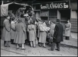 1956 Budapest, kenyérárusítás a teherautó platójáról, 1 db modern nagyítás, jelzés nélkül, 15x21 cm