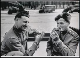 1945 Berlin, Robert Capa (1913-1954) (eredeti neve Friedmann Endre) magyar - francia fotóriporter felvétele (Amerikai és orosz katona alkudozik, vélhetően a karóráról), 1 db modern nagyítás, jelzés nélkül, 15x21 cm