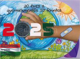 2025. "20 éves a gyermekmentős 50 forintos" karton díszlap, benne 2005. 50Ft Cu-Ni "15 éves a Gyermekmentő Szolgálat", "208" számozással T:UNC