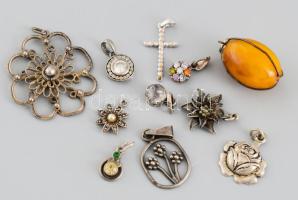 11 darab nagyrészt ezüst (Ag) tétel, közte jó minőségű borostyán függővel, bruttó 20g