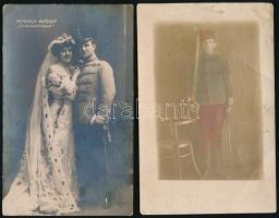 cca 1910-1916 Katona feleségével és dragonyos portréja, 2 db fotólap, az egyik kézzel színezett, sérülésekkel, 13-9 cm
