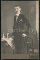 1914 Férfiportré, keményhátú fotó Porosz Jenő rákospalotai műterméből, hátoldalon feliratozva, aláírva, 16,5×10,5 cm