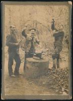 1918 Félixfürdő, közös munka két szerb fogollyal, hátoldalon feliratozott keményhátú fotó sarokhibával és törésnyommal, 16,5×10,5 cm