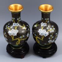 Kínai cloisonne váza pár, fa talpon, címkével jelzett, hibátlan, m: 18-19 cm