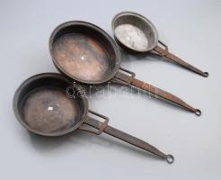 19. sz., 3 darab réz serpenyő, vas fogókkal, h: 46 cm alatt