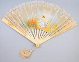 Francia rokokó kézzel festett legyező. cca 18. sz. vége, faragott csont, zsánerjelenettel festett csipke, sérüléssel, 35x65 cm