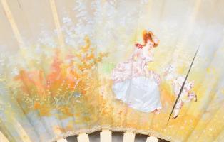 Francia rokokó kézzel festett legyező. cca 18. sz. vége, faragott csont, zsánerjelenettel festett cs...