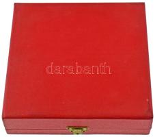 1970-1980 k. "Mohács Város Tanácsától" kétoldalas, öntött bronz plakett, eredeti tokban (1...