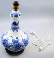 Klasszikus kínai kék-fehér porcelán lámpatest, fa talpon, működik, m: 43 cm