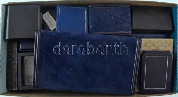 Egy cipősdoboznyi, különféle korú, méretű és állapotú tokból álló tétel