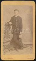 cca 1870 Fiatalember portréja, keményhátú fotó Otto Mager komáromi műterméből, 10,5×6,5 cm