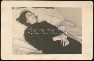 cca 1930 Nő halotti ágyán, fotólap, 9×13 cm