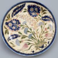 cca 1880 Zsolnay Izniki mintás dísztányér, jelzett: családi pecsét, ragasztott, d: 22 cm