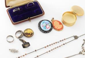 Vegyes ékszer és bizsu csomag, közte ezüst (Ag) gyűrű is