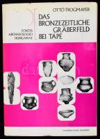 Trogmayer Ottó: Das Bronzezeitliche Gräberfeld bei Tápé. Bp., 1975, Akadémiai. Kiadói papírkötés, kopottas állapotban.