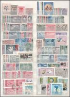 Albánia 550 db bélyeg, részben másodpéldányokkal, közte teljes sorok is, A/4 berakólapon (Mi EUR ca. 1.700.-)