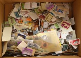 Több ezer magyar és külföldi bélyeg hullámkarton dobozban