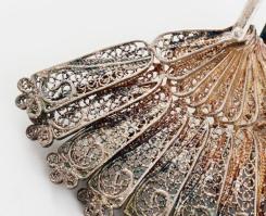 Ezüstözött filigrán pávatoll alakú függő, 9x6 cm