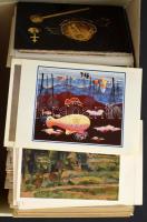 Kb. 600 db MODERN motívum képeslap cipősdobozban, nagyrészt megíratlan, közte sok Mozgó Világ, Képzőművészeti Alap / Cca. 600 modern motive art postcards in a shoe box, mainly unused