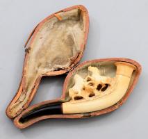 Lovas mintás tajtékpipa. Faragott tajtékkő, Nyitra környéke, cca 1880-1910, 2 ló fején sérüléssel, eredeti tartójában, h: 14 cm