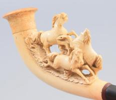 Lovas mintás tajtékpipa. Faragott tajtékkő, Nyitra környéke, cca 1880-1910, 2 ló fején sérüléssel, e...
